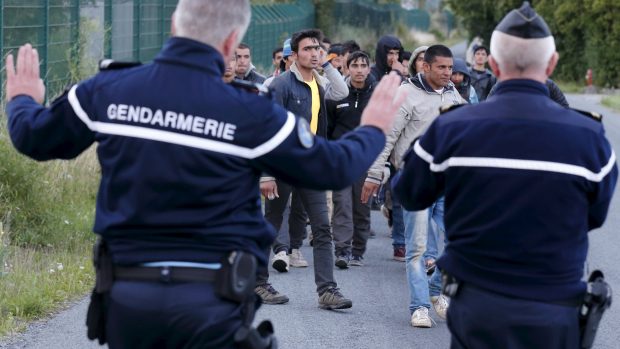 Francouzští policisté v noci zabránili několika stovkám imigrantů v přechodu do Velké Británie