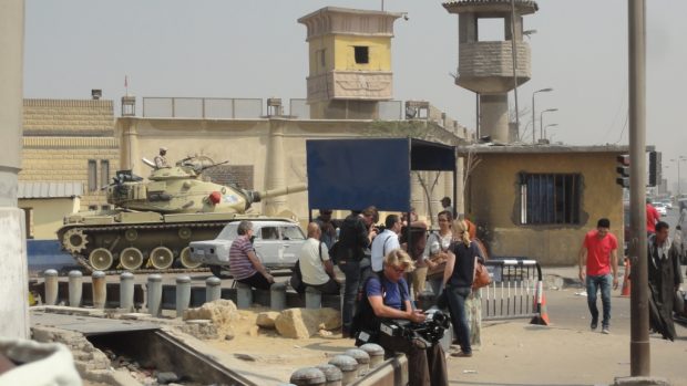 Soudní síň je v areálu věznice Tora, vchod hlídají tanky