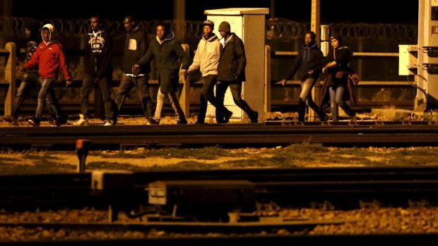 Běženci se pokoušejí dostat do Eurotunelu poblíž francouzského Calais