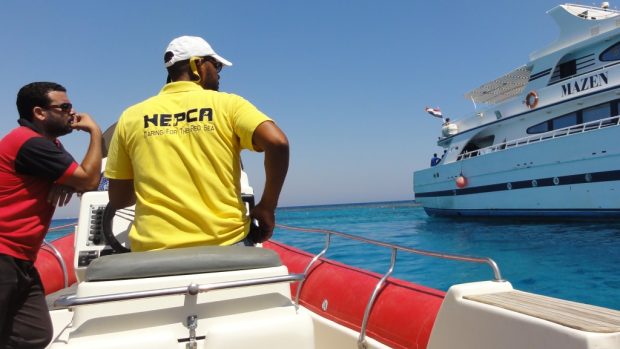 Pracovníci organizace Hepca, která v egyptské Hurghádě dohlíží na ochranu tamních korálů