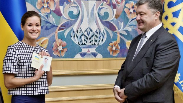 Maria Gajdarová převzala z rukou prezidenta Petra Porošenka ukrajinské občanství