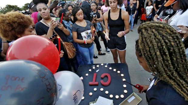 Příbuzní a přátelé se sešli, aby uctili památku černočského mladíka zastřeleného policistou v Arlingtonu