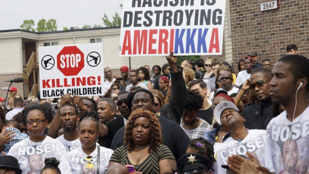 Během vzpomínkové akce na zastřeleného Afroameričana zazněly ve Fergusonu výstřely