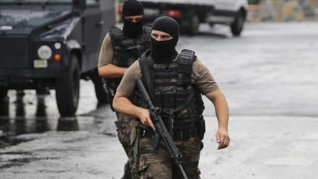 Policie zajišťuje okolí místa útoku na policejní stanici v Istanbulu