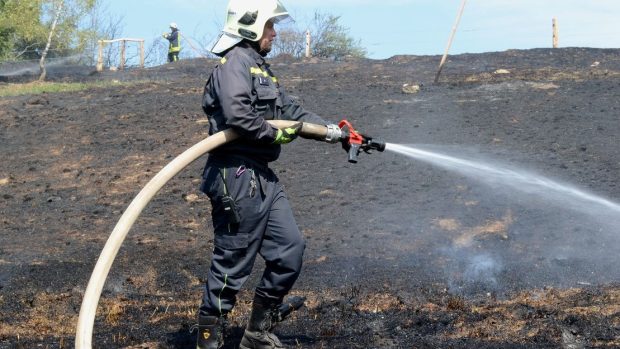 Hasiči likvidují požár suché trávy v Bečově nad Teplou