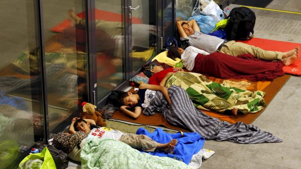 Uprchlící spí v Budapešti na ulicích