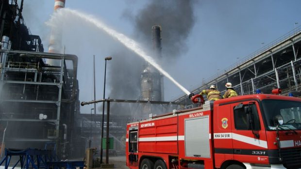 Hasičům se podařilo dostat pod kontrolu požár v areálu chemičky Unipetrol v Záluží u Litvínova na Mostecku
