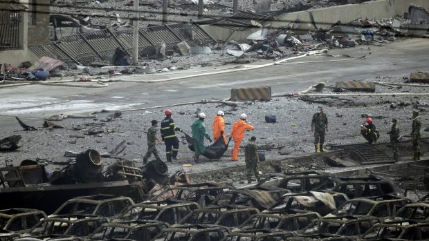 V čínském přístavu, kde došlo k mohutné explozi, pokračují záchranné práce