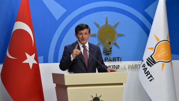 Předseda vládnoucí strany AKP Ahmet Davutoglu
