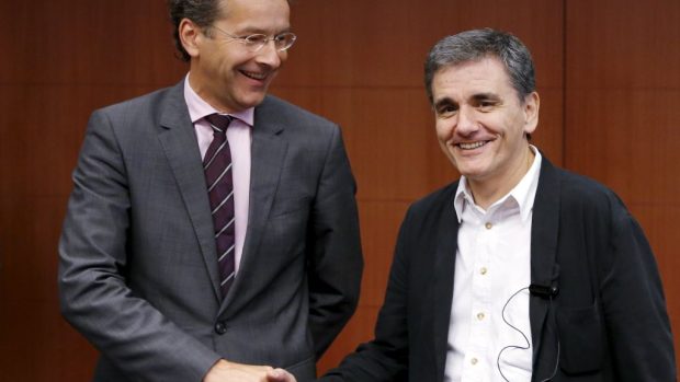Předseda euroskupiny a nizozemský ministr financí Jeroen Dijsselbloem si na jednání v Bruselu podává ruku s řeckým ministrem financí Euklidem Tsakalotosem