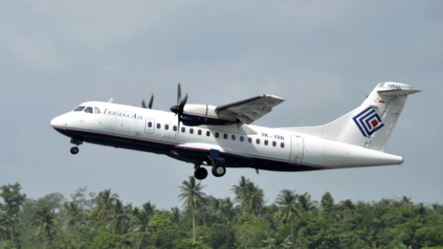 Dvoumotorové turbovrtulové letadlo ATR 42-300 indonéských aerolinií Trigana