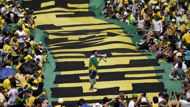 Protest proti brazilské prezidentce Dilmě Rousseffové v hlavním městě Brasílii