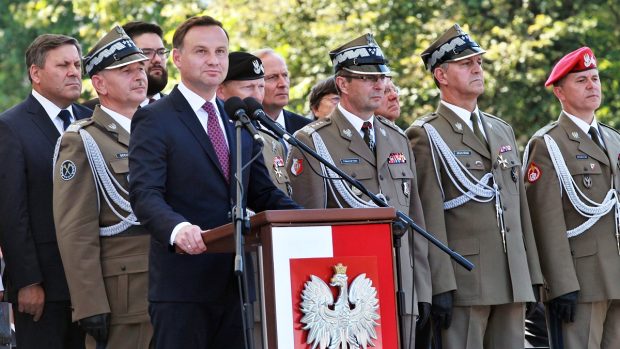 Polský prezident Andrzej Duda pronesl projev během přehlídky ozbrojených sil ve Varšavě