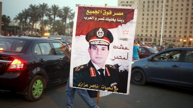 Podporovatel egyptského prezidenta Sísího v Káhiře