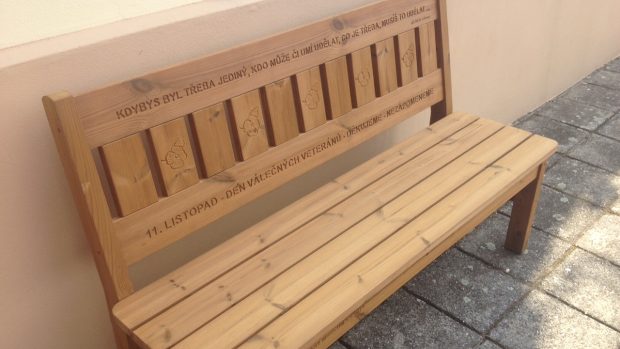 Speciální lavičky patří vzpomínce na válečné veterány. Petr Něnička je chce instalovat po celé republice