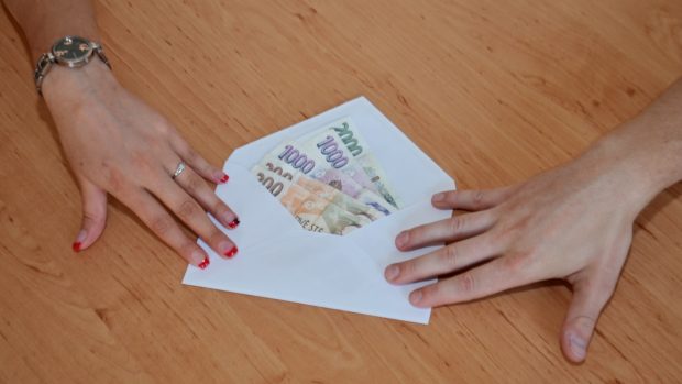 dohoda, úplatek, úplatky, byznys, korupce, peníze, obálka s penězi (ilustrační foto)