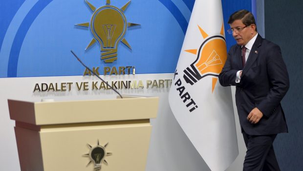 Turecký premiér Ahmet Davutoğlu nedokázal vytvořit koaliční kabinet. Proto vrátí (ilustrační foto)