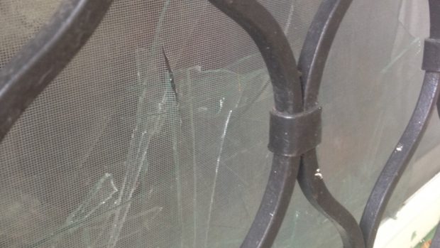 Okna brněnské mešity pachatelé podle policie pravděpodobně poškodili železnou tyčí