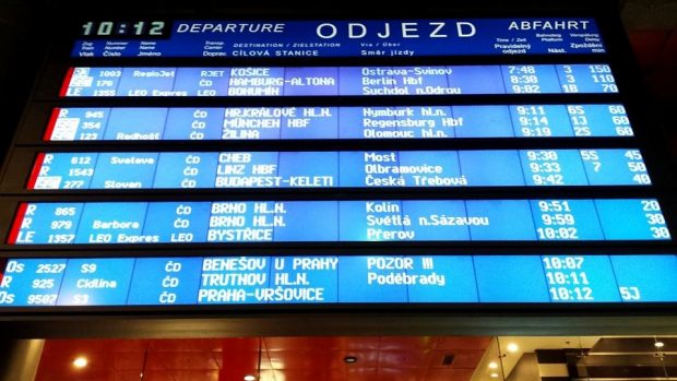 Vlaky, které odjíždějí a přijíždějí na pražské hlavní nádraží, mají desítky minut zpoždění