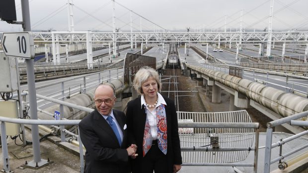Britská ministryně vnitra Theresa Mayová se spolu se svým francouzským protějškem Bernardem Cazeneuvem vydala přímo k ústí Eurotunelu