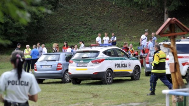 Policie a záchranáři na místě nehody dvou letadel se dvěma skupinami parašutistů na palubách u obce červený Kameň na Slovensku