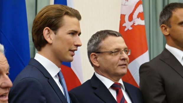 Český ministr zahraničí Lubomír Zaorálek (vlevo) s rakouským kolegou Sebastianem Kurzem