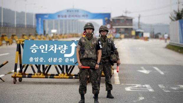 Jihokorejští vojáci poblíž demilitarizované zóny
