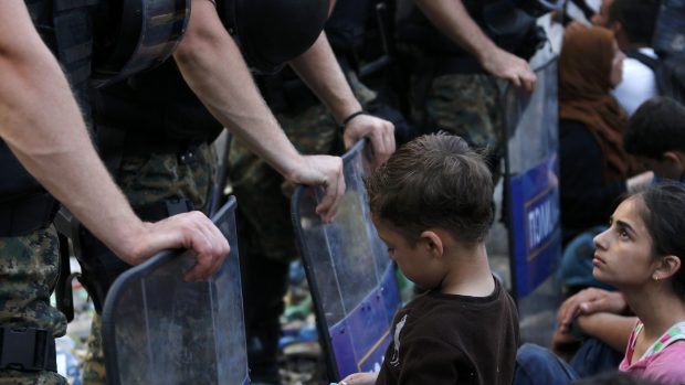 Na makedonské území se snaží dostat tisíce běženců