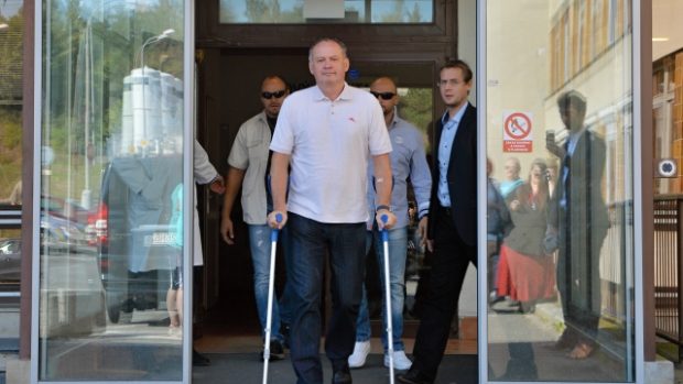 Slovenský prezident Andrej Kiska, který se ve čtvrtek v Plzni podrobil operaci v oblasti kyčelního kloubu, opustil  nemocnici