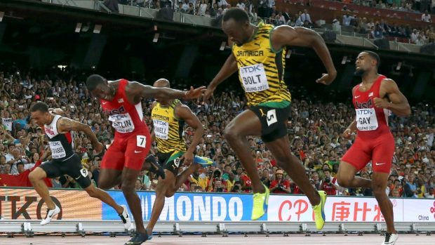 Jamajčan Usain Bolt vyhrál na atletickém MS v Pekingu sprint na 100 metrů, druhý doběhl Američan Gatlin (vlevo)