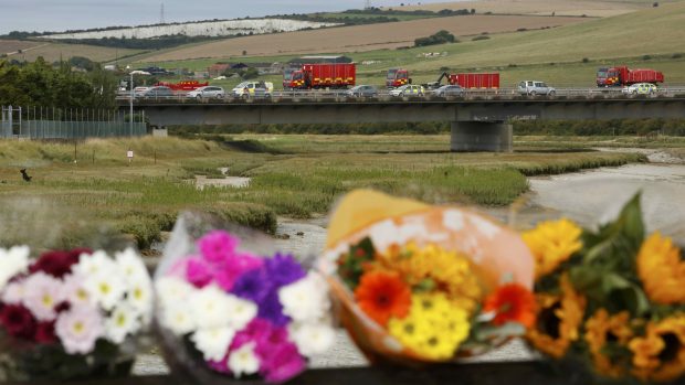 Nedaleko místa neštěstí pokládají lidé květiny k uctění památky obětí leteckého neštěstí