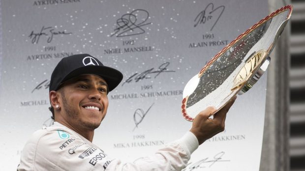 Lewis Hamilton se raduje z vítězství ve Velké ceně Belgie