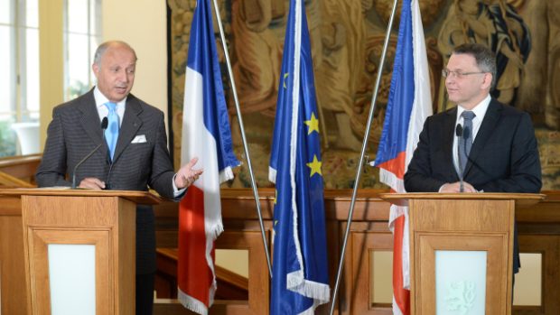 Ministr zahraničních věcí Lubomír Zaorálek (vpravo) a francouzský ministr zahraničí Laurent Fabius