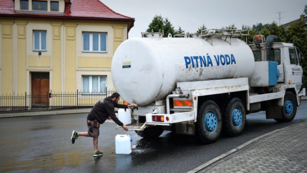 V části Nového Boru na Českolipsku si lidé musejí chodit pro pitnou vodu k cisternám