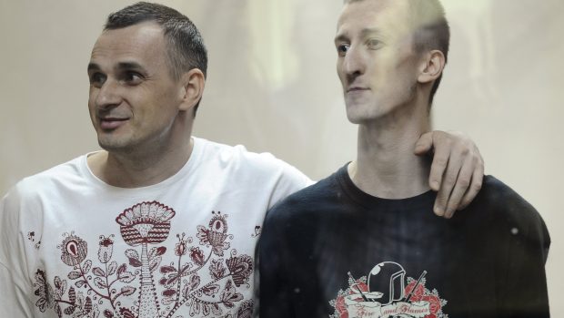 Ukrajinský režisér Oleg Sencov a aktivista Oleksandr Kolčenko před soudem
