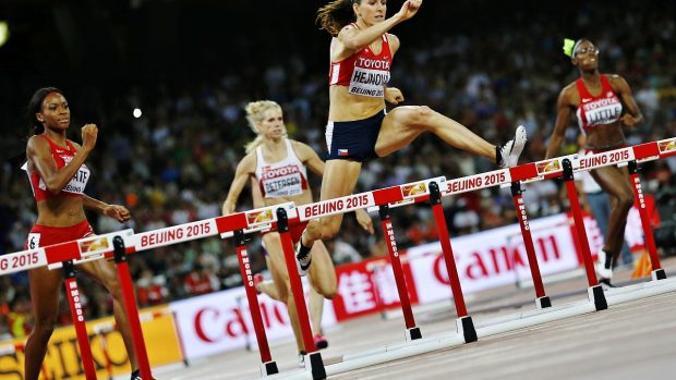 Zuzana Hejnová si běží pro zlato v závodě na 400 metrů překážek