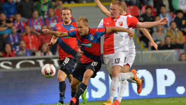 Úvodní utkání play-off Evropské ligy Plzeň zvládla, Vojvodinu porazila 3:0. O míč bojuje Kolář, vzadu přihlíží Kopic