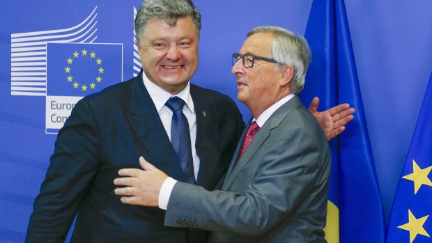 Ukrajinského prezidenta Petra Porošenka uvítal v Bruselu Jean-Claude Juncker