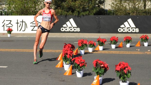 Anežka Drahotová na trati závodu na 20 km chůze na atletickém mistrovství světa v Pekingu, v němž obsadila 28. srpna osmé místo