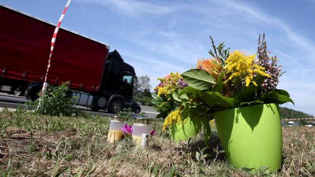 Na místo, kde byl nalezen kamion s mrtvými běženci, nosí lidé květiny
