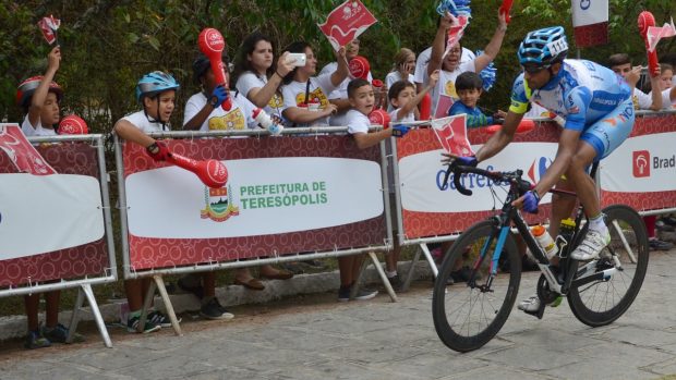 Děti ze školního cyklistického oddílu zdraví cyklistu v cíli 4. etapy Tour do Rio