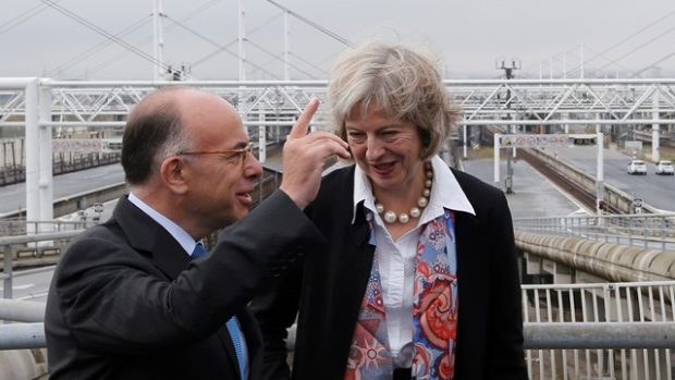 Britská ministryně vnitra Theresa Mayová a její francouzský protějšek Bernard Cazeneuve jednali 20. srpna o řešení krize s běženci v Calais