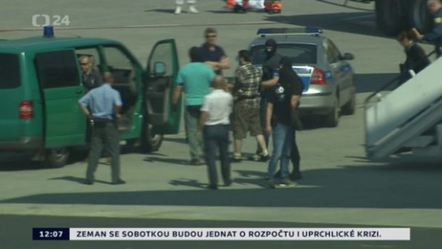 V Praze přistálo letadlo s Kevinem Dahlgrenem (na snímku uprostřed v kostkované košili. Snímek je převzatý z vysílání České televize