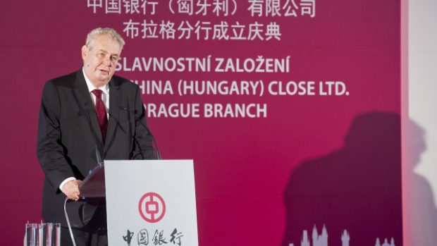 Prezident Miloš Zeman hovoří 31. srpna ve Španělském sále Pražského hradu k účastníkům akce k otevření pobočky Bank of China v ČR