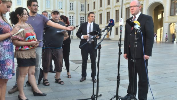 Po setkání s prezidentem Milošem Zemanem předstoupil premiér Bohuslav Sobotka (vpravo) před novináře