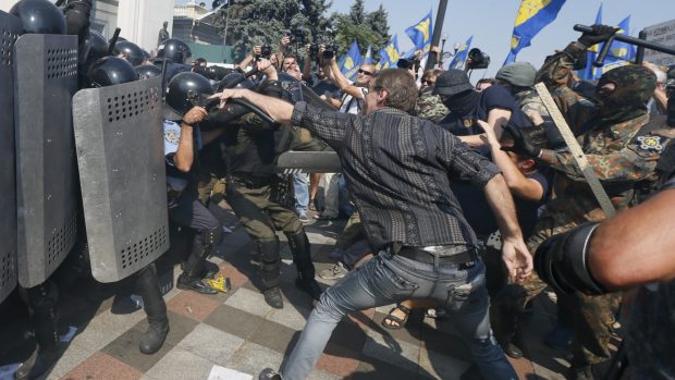 Při násilných střetech u ukrajinského parlamentu bylo zraněno 125 lidí