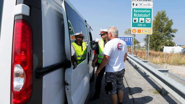 Rakouská policie zadržela na konci července Čecha s 37 uprchlíky ve voze na dálnici nedaleko Vídně. Byl obviněn z převaděčství (ilustrační foto)