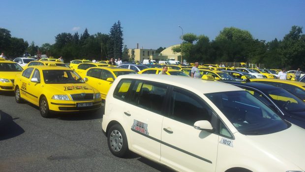 Taxikáři se sešli na pražském Strahově. Nejspíš zablokují magistrálu v Praze