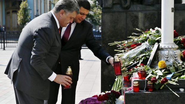 Petro Porošenko položil svíčku na místě, kde zemřel příslušník Národní gardy