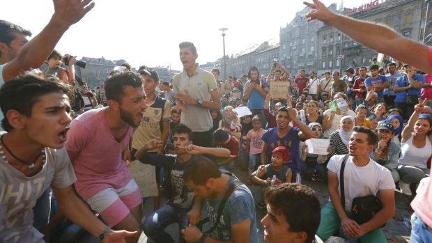 Migranti protestují před Východním nádraží v Budapešti